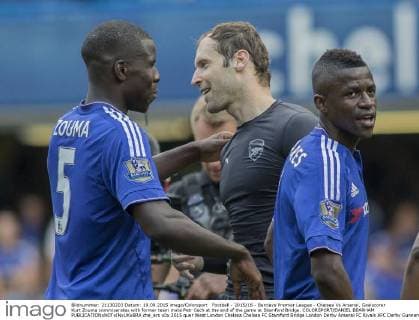 Football - 2015 16 - Barclays Premier League - Chelsea Vs Arsenal. Goalscorer Kurt Zouma commiserates with former team mate Petr Cech at the end of the game at Stamford Bridge. COLORSPORT DANIEL BEARHAM  che_ars