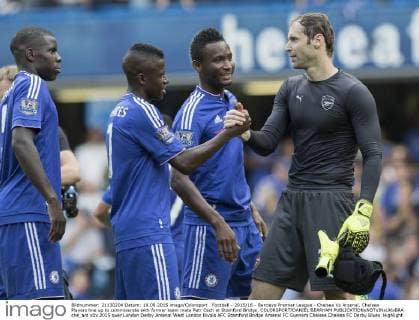 Football - 2015 16 - Barclays Premier League - Chelsea Vs Arsenal. Chelsea Players line up to commiserate with former team mate Petr Cech at Stamford Bridge. COLORSPORT DANIEL BEARHAM  che_ars