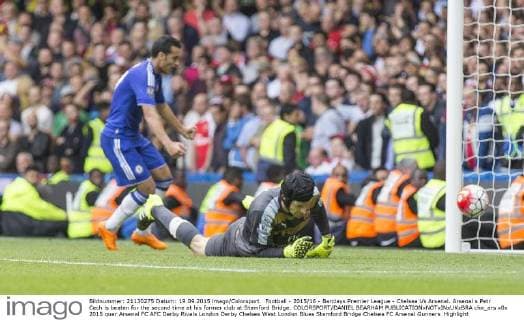 Football - 2015 16 - Barclays Premier League - Chelsea Vs Arsenal. Arsenal s Petr Cech is beaten for the second time at his former club at Stamford Bridge. COLORSPORT DANIEL BEARHAM  che_ars