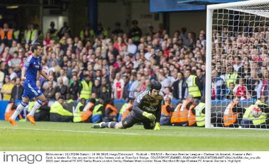 Football - 2015 16 - Barclays Premier League - Chelsea Vs Arsenal. Arsenal s Petr Cech is beaten for the second time at his former club at Stamford Bridge. COLORSPORT DANIEL BEARHAM  che_ars