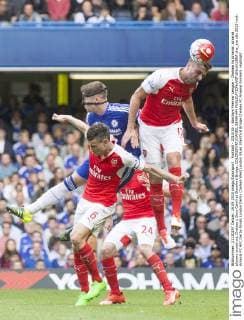 Football - 2015 16 - Barclays Premier League - Chelsea Vs Arsenal. Arsenal players crowd out Chelsea s Gary Cahill at Stamford Bridge. COLORSPORT DANIEL BEARHAM  che_ars