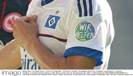 19.09.2015, Fussball 1.Bundesliga 2015 2016, 5.Spieltag, Hamburger SV - Eintracht Frankfurt, im Volksparkstadion Hamburg. Bild -Aktion auf dem Arm der Bundesligisten Wir Helfen - refugeeswelcome 