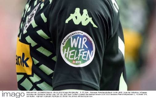 1. FC Köln - Borussia Mönchengladbach 19.09.2015. Logo der Initiative: refugees welcome der Deutsche Fußball-Liga. HM
