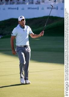 Jason Day of Australia celebrates after scoring a birdie during the 3rd day of PGA Golf Herren Golf BMW Championship at Conway Farms Golf Club in Lake Forest, Illinois, the United States of America on Sep, 19, 2015. ) (SP)U.S.-LAKE FOREST-GOLF-BMW CHAMPIONSHIP ShenxTing 