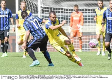 IPP20150920 Football - soccer: Serie A, AC Chievo Verona - Inter Mailand, Riccardo Meggiorini e Gary Medel - xHOCHxZWEIx xItalyxPhotoxPressx 