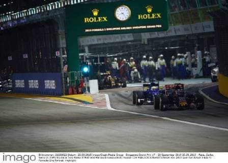Singapore Grand Prix 17 - 20 September 2015 20.09.2015 - Race, Carlos Sainz Jr (ESP) Scuderia Toro Rosso STR10 and Marcus Ericsson (SUE) Sauber C34 