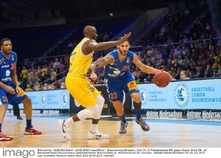 Braunschweig Siriscevic, Ivan (Nr. 8 Mitteldeutscher BC) gegen Keaton Grant (Nr. 13 Basketballloewen Braunschweig) Basketballloewen Braunschweig vs. Mitteldeutscher BC Copyright: Reineltx Eibner-Pressefoto EP_drt