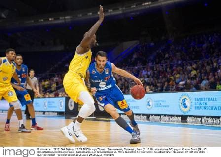 Braunschweig Siriscevic, Ivan (Nr. 8 Mitteldeutscher BC) gegen Keaton Grant (Nr. 13 Basketballloewen Braunschweig) Basketballloewen Braunschweig vs. Mitteldeutscher BC Copyright: Reineltx Eibner-Pressefoto EP_drt