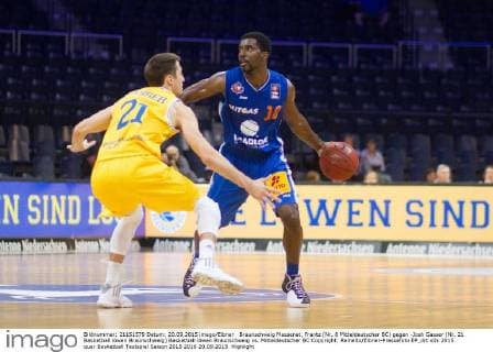 Braunschweig Massenat, Frantz (Nr. 8 Mitteldeutscher BC) gegen -Josh Gasser (Nr. 21 Basketball löwen Braunschweig) Basketball löwen Braunschweig vs. Mitteldeutscher BC Copyright: Reineltx Eibner-Pressefoto EP_drt