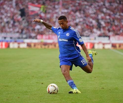 20.09.2015, Fussball 1.Bundesliga 2015 2016, 5.Spieltag, VfB Stuttgart - FC Schalke 04, in der Mercedes Benz Arena Stuttgart, Dennis Aogo (FC Schalke 04) am Ball. 