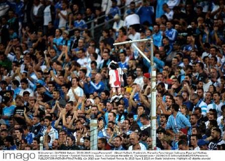 Aktuell Fußball, Frankreich, Marseille Fans hängen Valbuena-Figur auf Mathieu Valbuena (lyon) - tribune - Fussball Frankreich, Ligue 1, Olympique Marseille vs. Olympique Lyon - 20 09 2015 AnthonyBIBARD FEP Panoramic 