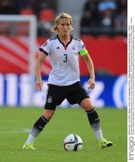 Saskia Bartusiak (Deutschland), am Ball Deutschland - Ungarn Europameisterschaft-Qualifikationsrunde für Europa-Meisterschaft 2017, UEFA Championship Qualifying, Fussball, Fußball, soccer, Frauen, Damen, women Halle Saale, 18.9.2015