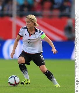 Saskia Bartusiak (Deutschland), am Ball Deutschland - Ungarn Europameisterschaft-Qualifikationsrunde für Europa-Meisterschaft 2017, UEFA Championship Qualifying, Fussball, Fußball, soccer, Frauen, Damen, women Halle Saale, 18.9.2015