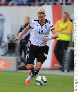 Alexandra Popp (Deutschland), am Ball Deutschland - Ungarn Europameisterschaft-Qualifikationsrunde für Europa-Meisterschaft 2017, UEFA Championship Qualifying, Fussball, Fußball, soccer, Frauen, Damen, women Halle Saale, 18.9.2015