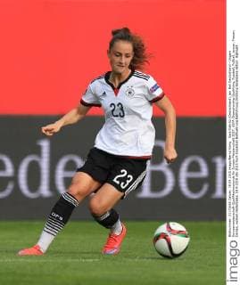 Sara Däbritz (Deutschland), am Ball Deutschland - Ungarn Europameisterschaft-Qualifikationsrunde für Europa-Meisterschaft 2017, UEFA Championship Qualifying, Fussball, Fußball, soccer, Frauen, Damen, women Halle Saale, 18.9.2015