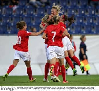 SOCCER - UEFA EURO EM Europameisterschaft Fussball quali, AUT vs WAL SANKT POELTEN,AUSTRIA,22.SEP.15 - WOMEN SOCCER - UEFA Women European Championships 2017, qualification, OEFB international match Länderspiel Austria vs Wales. Image shows the rejoicing of Nina Burger, Katharina Schiechtl, Sarah Puntigam and Carina Wenninger (AUT). GEPAxpictures xWalterxLuger