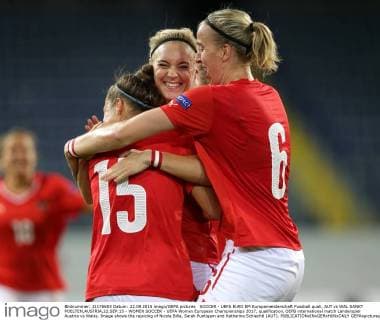 SOCCER - UEFA EURO EM Europameisterschaft Fussball quali, AUT vs WAL SANKT POELTEN,AUSTRIA,22.SEP.15 - WOMEN SOCCER - UEFA Women European Championships 2017, qualification, OEFB international match Länderspiel Austria vs Wales. Image shows the rejoicing of Nicole Billa, Sarah Puntigam and Katharina Schiechtl (AUT). GEPAxpictures xWalterxLuger