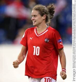 SOCCER - UEFA EURO EM Europameisterschaft Fussball quali, AUT vs WAL SANKT POELTEN,AUSTRIA,22.SEP.15 - WOMEN SOCCER - UEFA Women European Championships 2017, qualification, OEFB international match Länderspiel Austria vs Wales. Image shows the rejoicing of Nina Burger (AUT). GEPAxpictures xWalterxLuger