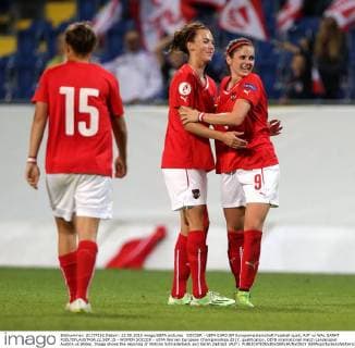 SOCCER - UEFA EURO EM Europameisterschaft Fussball quali, AUT vs WAL SANKT POELTEN,AUSTRIA,22.SEP.15 - WOMEN SOCCER - UEFA Women European Championships 2017, qualification, OEFB international match Länderspiel Austria vs Wales. Image shows the rejoicing of Viktoria Schnaderbeck and Sarah Zadrazil (AUT). GEPAxpictures xWalterxLuger