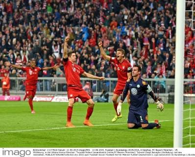 22.09.2015, Fussball 1.Bundesliga 2015 2016, 6.Spieltag, FC Bayern München - VfL Wolfsburg, in der Allianz-Arena München. Torjubel Robert Lewandowski (mitte,FC Bayern München). Torwart Diego Benaglio (Wolfsburg) hat das nachsehen. 