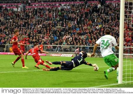22.09.2015, Fussball 1.Bundesliga 2015 2016, 6.Spieltag, FC Bayern München - VfL Wolfsburg, in der Allianz-Arena München. Torschuss zum 1:1 von Robert Lewandowski (FC Bayern München). Torwart Diego Benaglio (Wolfsburg) hat keine Abwehrchance. 