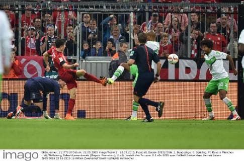 22.09.2015, Fussball, Saison 2015 2016, 1. Bundesliga, 6. Spieltag, FC Bayern München - VfL Wolfsburg, Robert Lewandowski (Bayern Muenchen), 2.v.li., erzielt das Tor zum 3:1