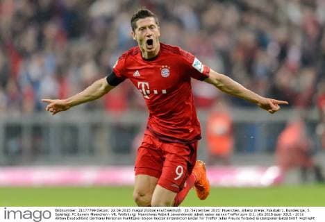 22. September 2015: Muenchen, Allianz Arena: Fussball 1. Bundesliga, 5. Spieltag: FC Bayern Muenchen - VfL Wolfsburg: Muenchens Robert Lewandowski jubelt ueber seinen Treffer zum 2:1.