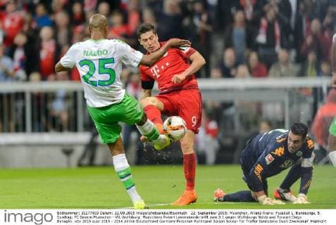 22. September 2015: Muenchen, Allianz Arena: Fussball 1. Bundesliga, 5. Spieltag: FC Bayern Muenchen - VfL Wolfsburg: Muenchens Robert Lewandowski trifft zum 3:1 gegen Wolfsburgs Naldo und Torwart Diego Benaglio.