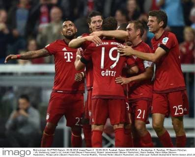 22.09.2015, Fussball, Saison 2015 2016, 1. Bundesliga, 6. Spieltag, FC Bayern München - VfL Wolfsburg, Jubel (v.li.) Arturo Vidal (Bayern Muenchen), Robert Lewandowski (Bayern Muenchen), Mario Goetze, Mario Götze (Bayern Muenchen), Philipp Lahm (Bayern Muenchen), Thomas Mueller, Thomas Müller (Bayern Muenchen)