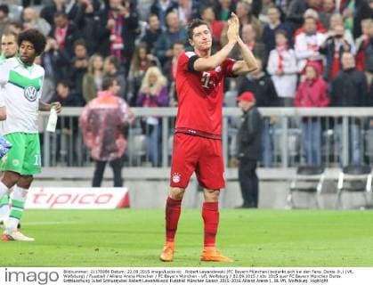 Robert Lewandowski (FC Bayern München) bedankt sich bei den Fans. Dante (li.) (VfL Wolfsburg) Fussball Allianz Arena München FC Bayern München - VfL Wolfsburg 22.09.2015