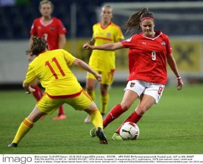 SOCCER - UEFA EURO EM Europameisterschaft Fussball quali, AUT vs WAL SANKT POELTEN,AUSTRIA,22.SEP.15 - WOMEN SOCCER - UEFA Women European Championships 2017, qualification, OEFB international match Länderspiel Austria vs Wales. Image shows Rachel Rowe (WAL) and Sarah Zadrazil (AUT). GEPAxpictures xWalterxLuger
