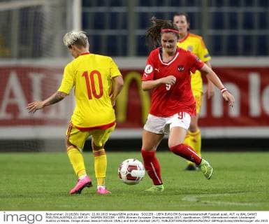 SOCCER - UEFA EURO EM Europameisterschaft Fussball quali, AUT vs WAL SANKT POELTEN,AUSTRIA,22.SEP.15 - WOMEN SOCCER - UEFA Women European Championships 2017, qualification, OEFB international match Länderspiel Austria vs Wales. Image shows Jessica Fishlock (WAL) and Sarah Zadrazil (AUT). GEPAxpictures xWalterxLuger