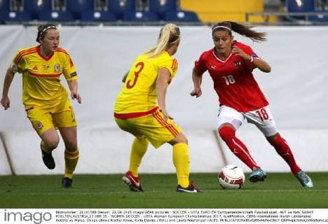 SOCCER - UEFA EURO EM Europameisterschaft Fussball quali, AUT vs WAL SANKT POELTEN,AUSTRIA,22.SEP.15 - WOMEN SOCCER - UEFA Women European Championships 2017, qualification, OEFB international match Länderspiel Austria vs Wales. Image shows Rachel Rowe, Kylie Davies (WAL) and Laura Feiersinger (AUT). GEPAxpictures xWalterxLuger