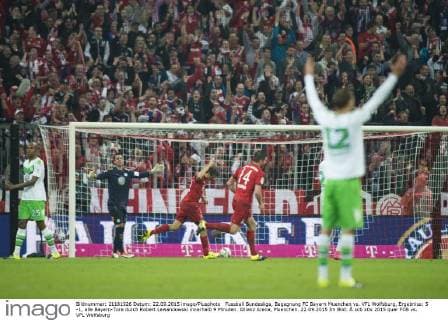 Fussball Bundesliga, Begegnung FC Bayern Muenchen vs. VFL Wolfsburg, Ergebniss: 5 -1, alle Bayern-Tore durch Robert Lewandowski innerhalb 9 Minuten. Allianz Arena, Muenchen. 22.09.2015 Im Bild: Â