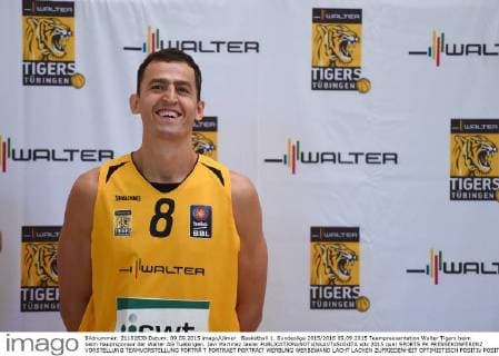 Basketball 1. Bundesliga 2015 2016 09.09.2015 Teampraesentation Walter Tigers beim beim Hauptsponsor der Walter AG Tuebingen. Javi Martinez Javier 