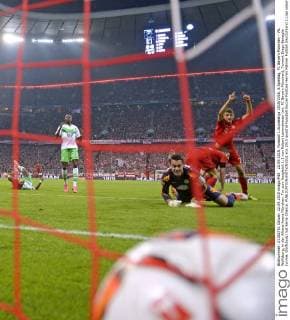 22.09.2015, Fussball 1.Bundesliga 2015 2016, 6.Spieltag, FC Bayern München - VfL Wolfsburg, in der Allianz-Arena München. Tor zum Ausgleich 1:1 von Robert Lewandowski (mi, FC Bayern München), Torwart Diego Benaglio (vorne, Wolfsburg) hat keine Chance. 