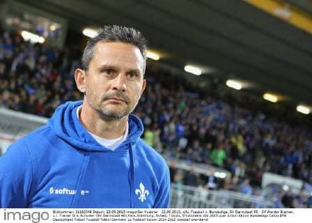 22.09.2015, xjfx, Fussball 1. Bundesliga, SV Darmstadt 98 - SV Werder Bremen, v.l. Trainer Dirk Schuster (SV Darmstadt 98),Fans,Stimmung, Schals, Trikots, Emotionens