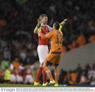 23.09.2015. London, England. Capital One Cup. Tottenham Hotspur versus Arsenal. Arsenal s Per Mertesacker and David Ospina celebrates their second goal. xNigelxCookex  ActionPlus11663524