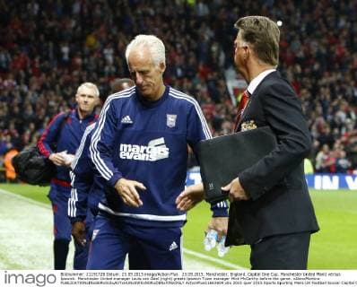 23.09.2015. Manchester, England. Capital One Cup. Manchester United ManU versus Ipswich. Manchester United manager Louis van Gaal (right) greets Ipswich Town manager Mick McCarthy before the game. xAlanxMartinx  ActionPlus11663604