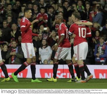 23.09.2015. Manchester, England. Capital One Cup. Manchester United ManU versus Ipswich. Manchester United captain Wayne Rooney (right) is congratulated by his team mates after scoring his team s first goal. xAlanxMartinx  ActionPlus11663615