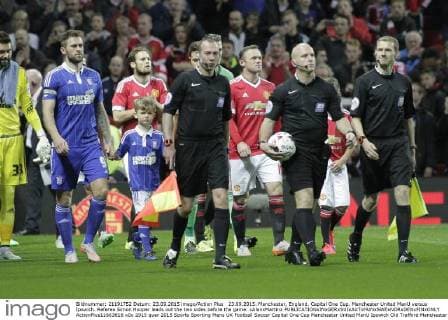 23.09.2015. Manchester, England. Capital One Cup. Manchester United ManU versus Ipswich. Referee Simon Hooper leads out the two sides before the game. xAlanxMartinx  ActionPlus11663616
