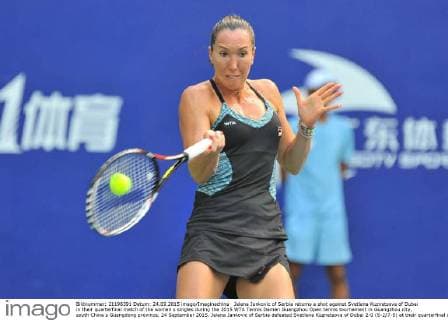 Jelena Jankovic of Serbia returns a shot against Svetlana Kuznetsova of Dubai in their quarterfinal match of the women s singles during the 2015 WTA Tennis Damen Guangzhou Open tennis tournament in Guangzhou city, south China s Guangdong province, 24 September 2015. Jelena Jankovic of Serbia defeated Svetlana Kuznetsova of Dubai 2-0 (6-2 7-5) at their quarterfinal of the women s singles during the 2015 WTA Guangzhou Open tennis tournament. Jelena Jankovic eliminates Svetlana Kuznetsova at quarterfinal of WTA Guangzhou Open  20150924_50563