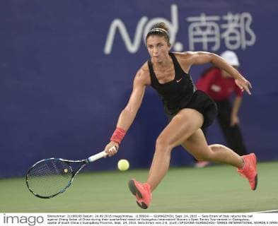 (150924) -- GUANGZHOU, Sept. 24, 2015 -- Sara Errani of Italy returns the ball against Zheng Saisai of China during their quarterfinal match of Guangzhou Internationl Women s Open Tennis Tournament in Guangzhou, capital of south China s Guangdong Province, Sept. 24, 2015. Sara Errani won 2-0. )(wll) (SP)CHINA-GUANGZHOU-TENNIS-INTERNATIONAL WOMEN S OPEN-QUARTERFINAL LiangxXu 