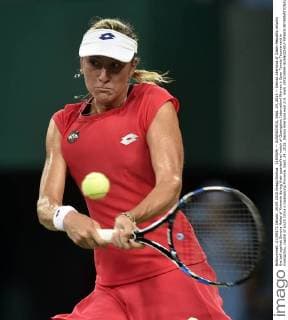 (150924) -- GUANGZHOU, Sept. 24, 2015 -- Denisa Allertova of Czech Republic returns the ball against Simona Halep of Romania during their quarterfinal match of Guangzhou Internationl Women s Open Tennis Tournament in Guangzhou, capital of south China s Guangdong Province, Sept. 24, 2015. Denisa Allertova won 2-0. )(wll) (SP)CHINA-GUANGZHOU-TENNIS-INTERNATIONAL WOMEN S OPEN-QUARTERFINAL LiangxXu 