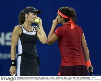 (150924) -- GUANGZHOU, Sept. 24, 2015 -- Sania Mirza of India and Martina Hingis (L) of Switzerland communicate during the double s quarterfinal match of Guangzhou Internationl Women s Open Tennis Tournament against Anna-Lena Friedsam of Germany and Monica Niculescu of Romania in Guangzhou, capital of south China s Guangdong Province, Sept. 24, 2015. Sania Mirza and Martina Hingis won 2-0. )(wll) (SP)CHINA-GUANGZHOU-TENNIS-INTERNATIONAL WOMEN S OPEN-QUARTERFINAL LiangxXu 