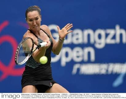 (150925) -- GUANGZHOU, Sept. 25, 2015 -- Jelena Jankovic of Serbia hits a return to Yanina Wickmayer of Belgium during their women s singles semi-final match at the 2015 WTA Tennis Damen Guangzhou International Women s Open in Guangzhou, capital of south China s Guangdong Province, on Sept. 25, 2015. Jelena Jankovic won 2-1 to enter the final. ) (SP)CHINA-GUANGZHOU-WTA-GUANGZHOU OPEN (CN) LiangxXu 