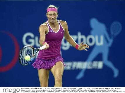 (150925) -- GUANGZHOU, Sept. 25, 2015 -- Yanina Wickmayer of Belgium hits a return to Jelena Jankovic of Serbia during their women s singles semi-final match at the 2015 WTA Tennis Damen Guangzhou International Women s Open in Guangzhou, capital of south China s Guangdong Province, on Sept. 25, 2015. Jelena Jankovic won 2-1 to enter the final. ) (SP)CHINA-GUANGZHOU-WTA-GUANGZHOU OPEN (CN) LiangxXu 