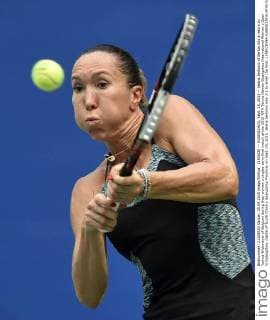 (150925) -- GUANGZHOU, Sept. 25, 2015 -- Jelena Jankovic of Serbia hits a return to Yanina Wickmayer of Belgium during their women s singles semi-final match at the 2015 WTA Tennis Damen Guangzhou International Women s Open in Guangzhou, capital of south China s Guangdong Province, on Sept. 25, 2015. Jelena Jankovic won 2-1 to enter the final. ) (SP)CHINA-GUANGZHOU-WTA-GUANGZHOU OPEN (CN) LiangxXu 