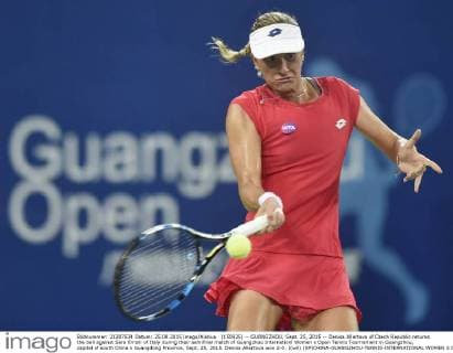 (150925) -- GUANGZHOU, Sept. 25, 2015 -- Denisa Allertova of Czech Republic returns the ball against Sara Errani of Italy during their semifinal match of Guangzhou Internationl Women s Open Tennis Tournament in Guangzhou, capital of south China s Guangdong Province, Sept. 25, 2015. Denisa Allertova won 2-0. )(wll) (SP)CHINA-GUANGZHOU-TENNIS-INTERNATIONAL WOMEN S OPEN-SEMIFINAL LiangxXu 