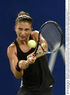 (150925) -- GUANGZHOU, Sept. 25, 2015 -- Sara Errani of Italy returns the ball against Denisa Allertova of Czech Republic during their semifinal match of Guangzhou Internationl Women s Open Tennis Tournament in Guangzhou, capital of south China s Guangdong Province, Sept. 25, 2015. Sara Errani lost 0-2. )(wll) (SP)CHINA-GUANGZHOU-TENNIS-INTERNATIONAL WOMEN S OPEN-SEMIFINAL LiangxXu 